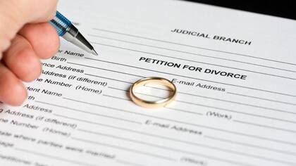 Arkansas, Misuri y Texas tienen leyes que retrasan la sentencia de divorcio hasta que la madre de a luz. En Arizona, aunque no está codificado en la legislación estatal, es práctica común.