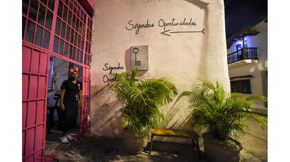 Arleth Martinez, en la puerta del restaurante