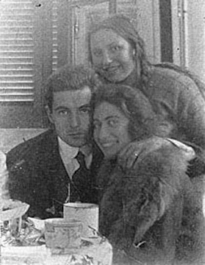 Arlt con su hermana Lila y Carmen, su primera mujer