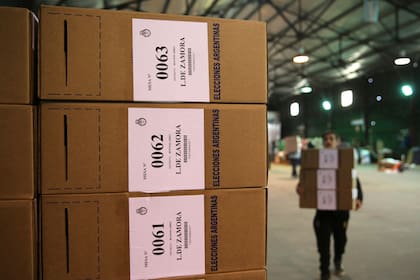 ARMADO DE URNAS EN EL GALPON DEL JUZGADO ELECTORAL DE LA PROVINCIA DE BUENOS AIRES ANTES DEL TRASLADO A LOS DISTINTAS LOCALIDADES PARA LAS PROXIMAS ELECCIONES