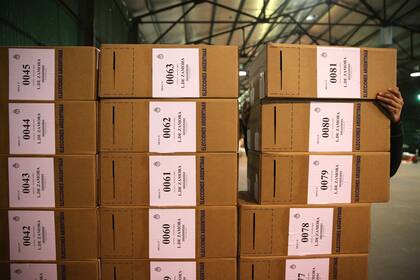 Armado de urnas en el galpón del juzgado electoral de la provincia de Buenos Aires antes del traslado a las diferentes localidadaes