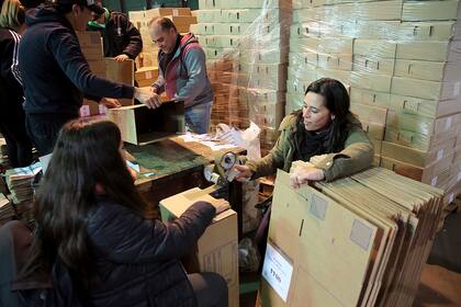 Armado de Urnas en el galpón del Juzgado Electoral de la Provincia de Buenos Aires