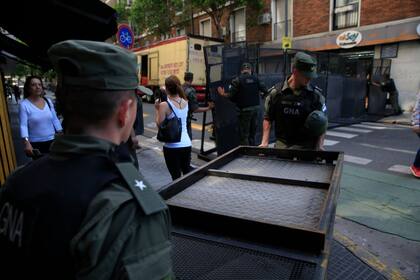 Armado de vallas sobre Avenida del Libertador y Montevideo