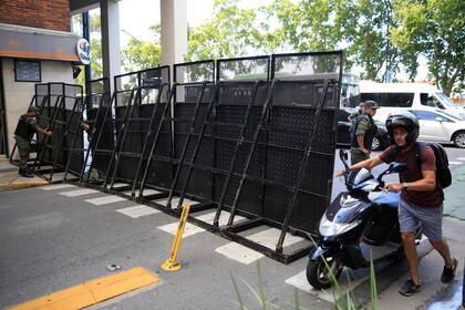 Armado de vallas sobre Avenida del Libertador y Uruguay