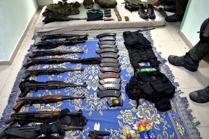 Armamento de Hamas encontrado por las fuerzas israelíes en el hospital Al-Shifa, en Gaza, en una imagen difundida por las FDI