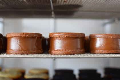 “Armamos los alfajores y los pesamos uno por uno, para estandarizarlos. Los que tienen dulce de leche pesan 110 gramos y los que tienen mousses un poquito más livianos, pero todos la misma altura”, explican.