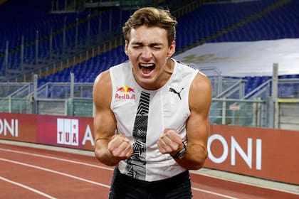 Armand Duplantis, estableció un nuevo récord mundial en salto con garrocha