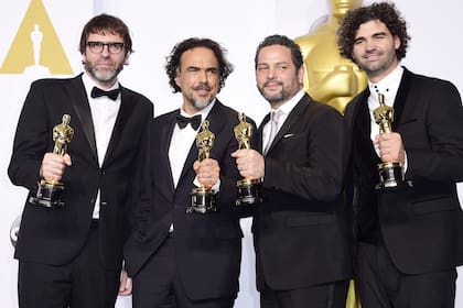 Armando Bo junto a Alexander Dinelaris Jr., Alejandro G. Iñárritu y tras ganar el Oscar al Mejor guion original por Birdman