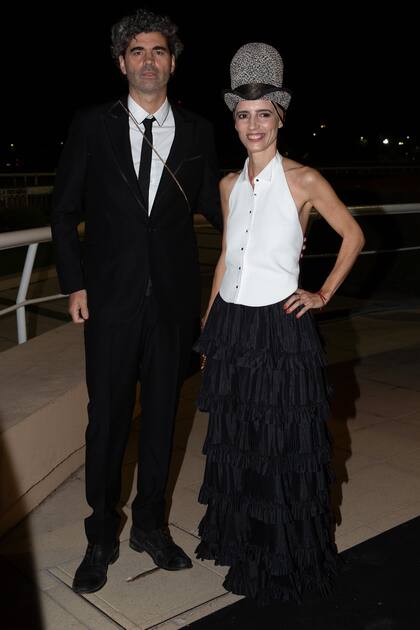 Armando Bó y Luciana Martí. El guionista y director llevó un tuxedo Ermenegildo Zegna y su mujer, una falda Chanel vintage y fascinator de Flor Tellado.