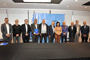 Armando Cavalieri y la ministra de Trabajo, Kelly Olmos, luego del acuerdo firmado por Comercio