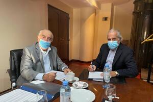 Armando Cavalieri y Pedro Etcheberry, en abril, cuando sellaron una suba de 32%; ahora, negocian otro aumento