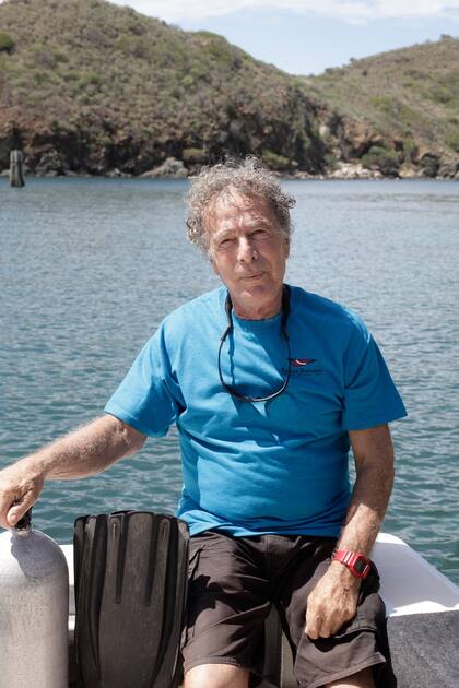 Armando Jenik, argentino y buzo profesional, especializado en fotografía submarina.