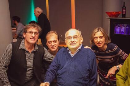 Armando junto a sus tres hijos