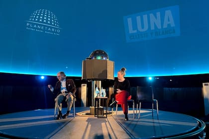 Armando Maubré habla en el Planetario en su homenaje; a su lado, Cintia Peri, doctora en Astronomía y encargada de la divulgación científica del área de comunicación del Planetario