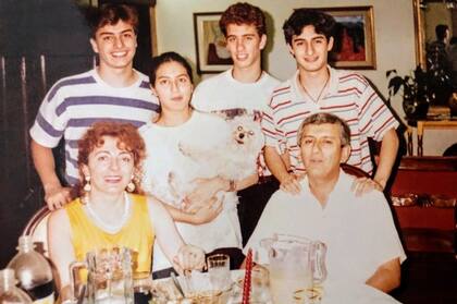 Armando, Nury y sus cuatro hijos, en los años 90.