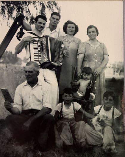 Armando Yasci con el acordeón y a su lado, su esposa Teresa, y sus hijos Wilder y Ito que sostienen un perrito