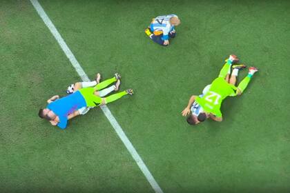 Armani abrazado con Montiel y Rulli con Dybala, mientras Papu Gómez está arrodillado en la Copa del Mundo de Qatar 2022
