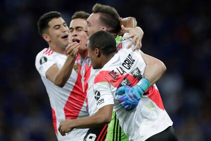 Armani, abrazado por sus compañeros, después de la clasificación de River a cuartos de final de la Copa Libertadores.