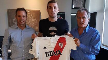 Armani firmó su contrato y voló a Estados Unidos