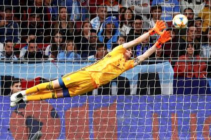 Armani respondió en un mano a mano y le llegaron por todos lados