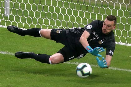 Armani se arroja sobre la izquierda y ataja el remate de Derlis González