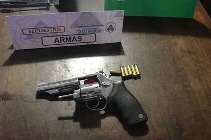 El revolver Taurus 357 fue encontrado con 5 cartuchos intactos y una vaina
