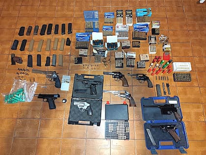 Armas, cargadores y municiones de distinto calibre