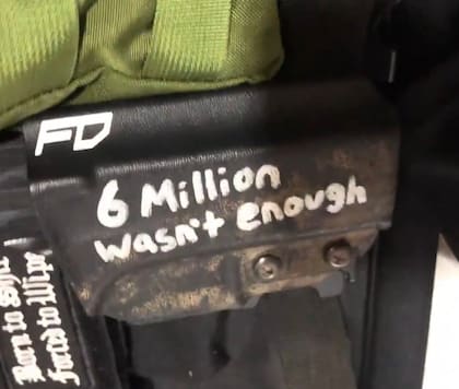 Armas con inscripciones antisemitas