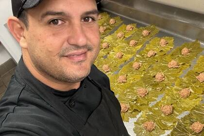 Armas inició su carrera como lavaplatos y, a base de esfuerzo, alcanzó el puesto de chef en Louis Pappas Fresh Greek