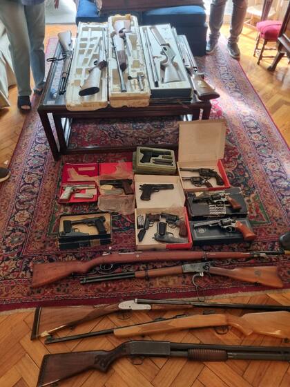 Armas largas y cortas incautadas a la esposa de un militar retirado en Palermo
