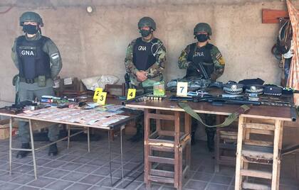 Armas, municiones e insignias policiales usadas por los miembros de la banda