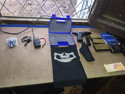 Armas, municiones y equipos de comunicación secuestrados a dos sujetos que planeaban un ataque antisemita durante el shabat en Tucumán