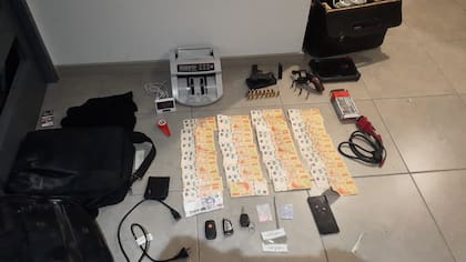 Armas y dinero obtenido en uno de los allanamientos del primero de septiembre