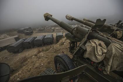 Armas y equipos entregados por las fuerzas armenias en Nagorno-Karabaj se muestran en el pueblo de Signag, Azerbaiyán, el domingo 1 de octubre de 2023.  (AP Photo/Aziz Karimov)