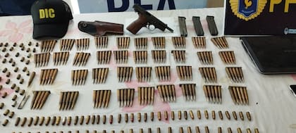Armas y municiones hallados en el departamento que alquila el exmarino Carlos Guido Pérez en Resistencia, Chaco