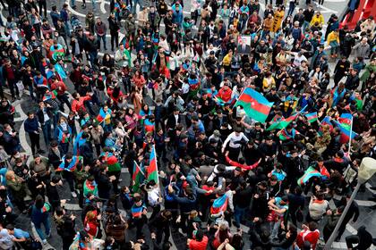Armenia y Azerbaiyán acuerdan un alto el fuego pero la decisión de poner fin a la guerra desata protestas