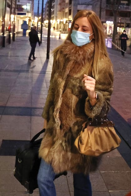 Armentia dejó de ser una desconocida para ser la más buscada. Ya se sabía que la mujer con la que había sido fotografiado Urdangarin en
actitud cariñosa era una compañera de trabajo.