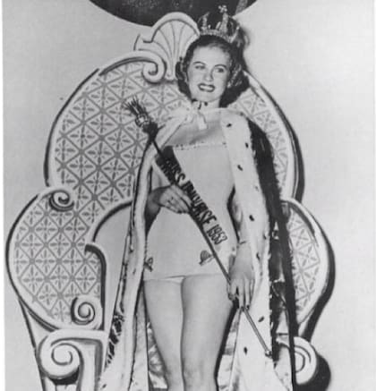 Armi Kuusela porta la Corona Nupcial Imperial Románov tras ganar el primer certamen de Miss Universo en 1952 (Instagram/@fistmissuniverseever)