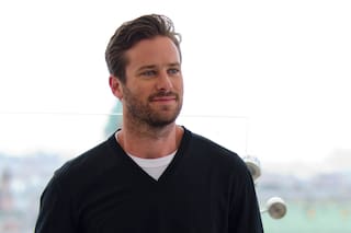 Armie Hammer, recluido en las Islas Caimán y con nueva novia