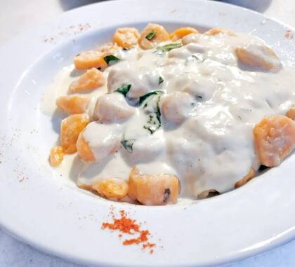 Army está abierto todo el día con platos reconfortantes como este.