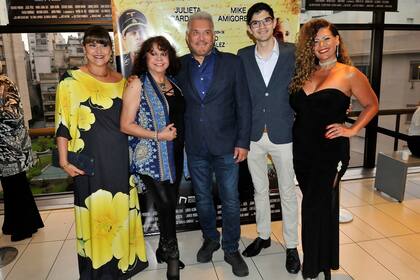 Arnaldo André posó junto a varias actrices del film y palpitó el estreno