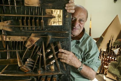 Arnaldo Pomodoro en julio de 2004, en su laberinto
