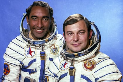 Arnaldo Tamayo Méndez junto al ruso Yuri Romanenko, en la previa de su misión del 18 de septiembre de 1980.