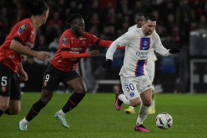 Arnaud Kalimuendo, con la 9 de Rennes, marca a Lionel Messi durante un partido de la Ligue 1 francesa