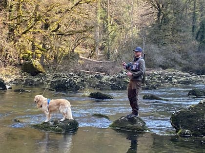 Arnaud pescando con mosca en Suiza, junto a Gibbs: "Como nací en una región del campo de Suiza, es muy importante tener ese vínculo directo con la naturaleza", dice.
