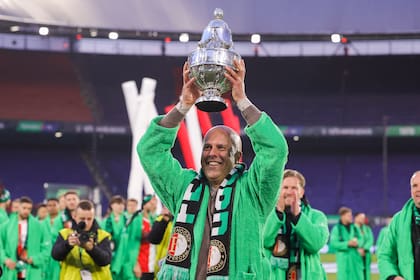 Arne Slot, entrenador de Feyenoord, con el trofeo de la KNVB Cup obtenido el domingo pasado por su equipo