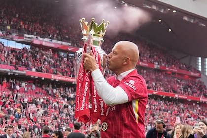 Arne Slot festejando con el trofeo de la Liga Premier (AP Foto/Jon Super)