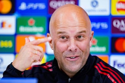 Arne Slot no pierde el buen humor