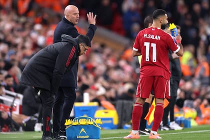 Arne Slot y Mohamed Salah vivieron momentos de tensión en esta temporada