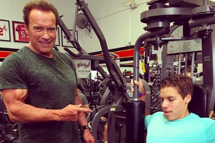 Arnie y su hijo menor, que también sueña con una carrera en el fisicoculturismo